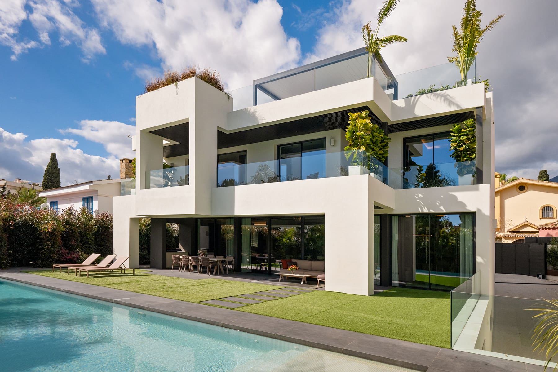 Villa Velázquez: Modern Luxury