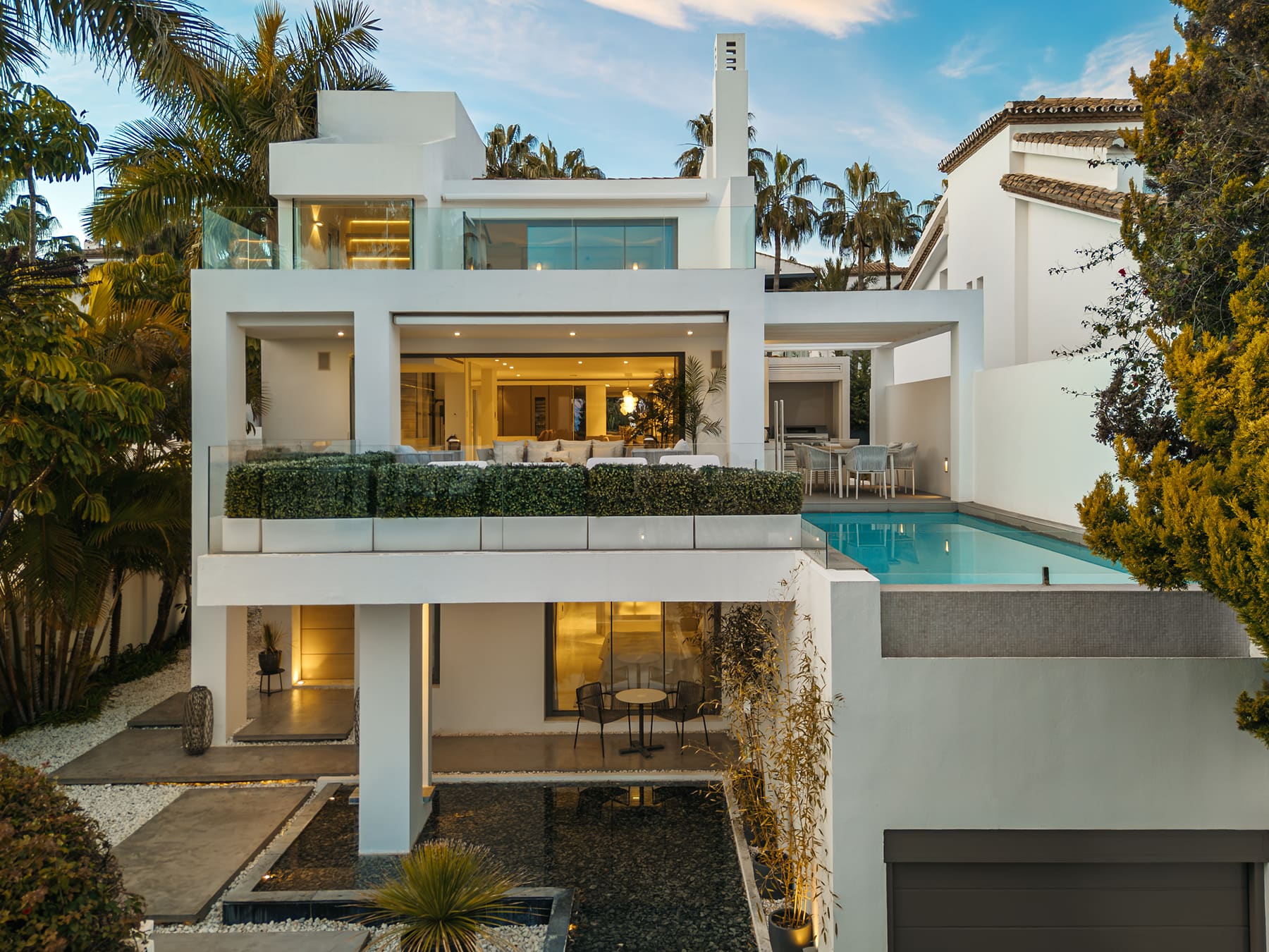 Modern Villa- Puente Romano